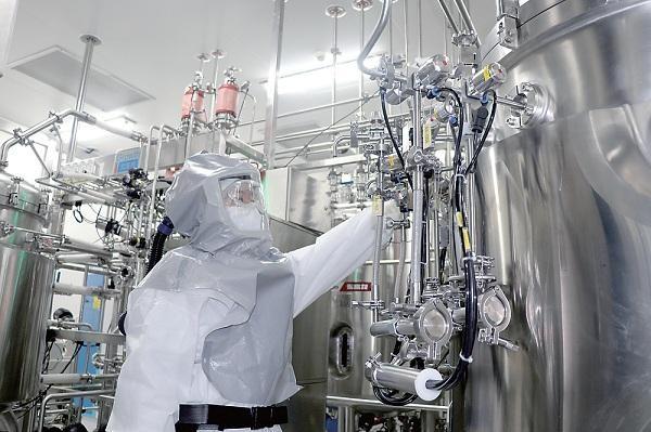 走進(jìn)全球最大新冠滅活疫苗生產(chǎn)車間 揭秘生物制品的“智”造之旅